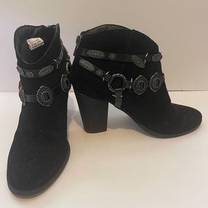 Very volatile black suede western booties